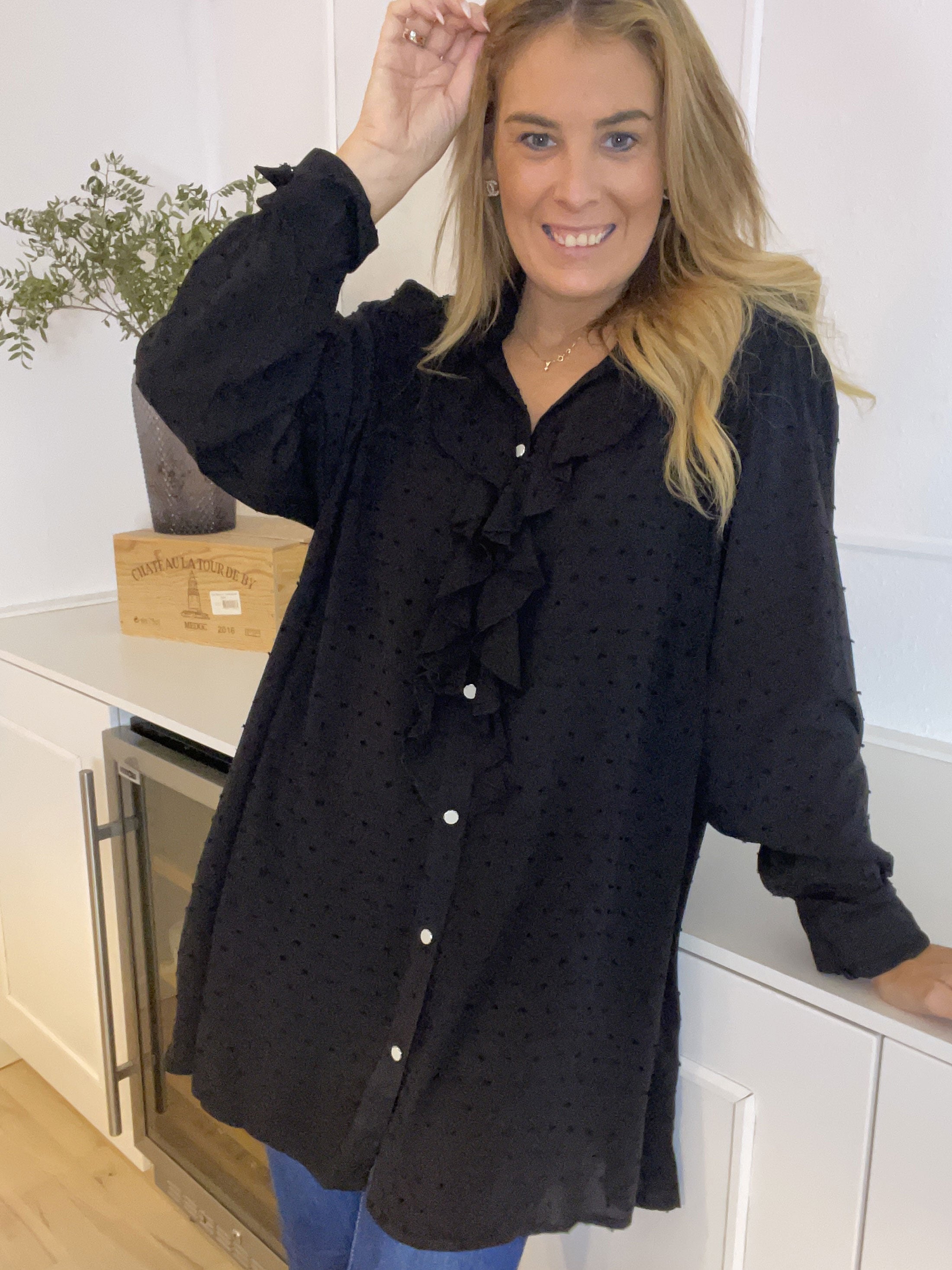 Zandra - Vacker skjorta med volang och prickiga detaljer